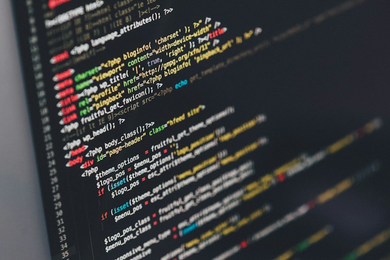 Команда IT-компанії обговорює проєкт біля моніторів